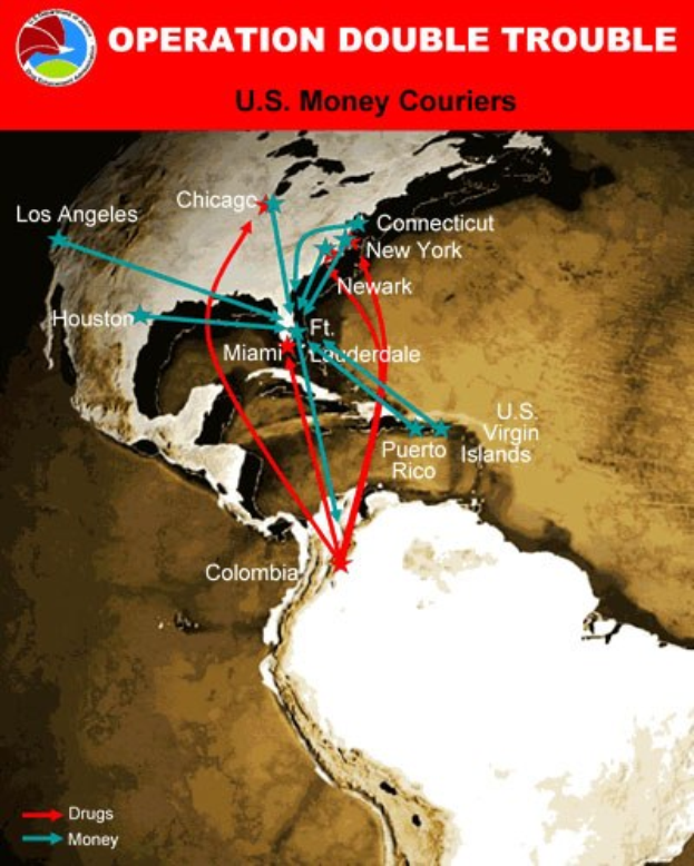 Plakat mit der Aufschrift "Operation Double Trouble: US-Geldkurier" mit einer Karte der USA, die in zwei Abschnitte unterteilt ist, wobei der eine die Route der US-Geldkurier und der andere die Standorte der Geldträger zeigt.