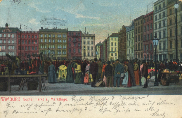 Alte Postkarte, die eine belebte Marktszene in Hamburg, Deutschland, zeigt, mit Menschen, Tischen voller Waren, Straßenschildern, Gebäuden und Text am unteren Rand.