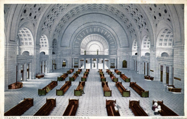 Großer Vorraum des Union Station, Washington, D.C., mit Reihen von Bänken, hohen Säulen, Bögen und großen Fenstern in einem alten Foto.