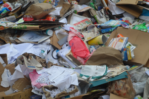 Ein Stapel Kartons mit Papieren, Flaschen, Abdeckungen und anderen Gegenständen.