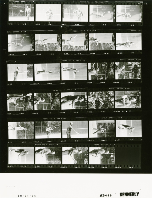 Ein Schwarz-Weiß-Foto eines Mannes in einem weißen Hemd und Shorts, der konzentriert Tennis spielt und einen Filmstreifen im Hintergrund hält.