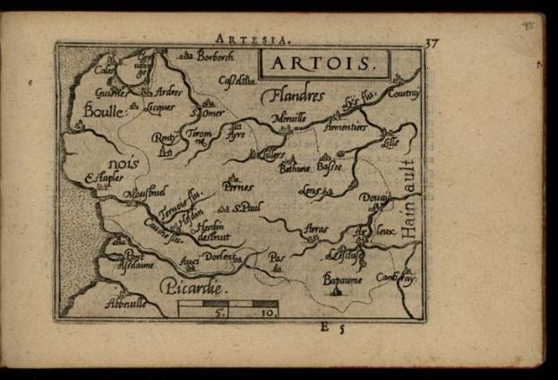 Ein altes Buch mit schwarzem Hintergrund, das eine detaillierte Karte von Frankreich zeigt, einschließlich geografischer Merkmale wie Flüsse, Berge und Städte, mit Text, der zusätzliche Informationen bietet.