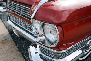 Ein rotes Fahrzeug f√§hrt auf einer Stra√Ÿe.