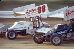 Mehrere Autos fahren auf einer Straße mit einer Sicherheitsbarriere am Rand, mit einem unscharfen Hintergrund.