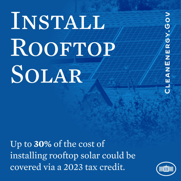 Plakat, das eine 2023-Steuergutschrift von bis zu 30% der Kosten für die Dachsolaranlage abdeckt, mit Bäumen und einem Gebäude mit Solarpaneelen im Hintergrund.