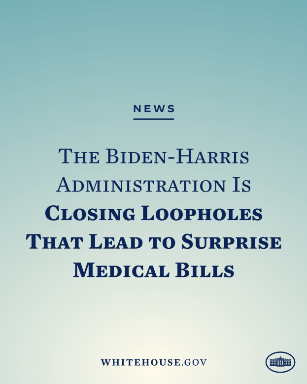 Ein Plakat mit der Aufschrift "Die Biden-Harris-Regierung schließt Lücken, die zu überraschenden medizinischen Rechnungen führen" mit einer medizinischen Rechnung als Grafik mit einem roten Kreuz.