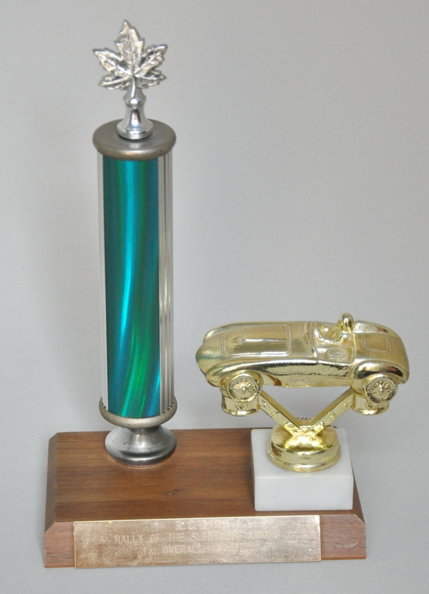 Ein glänzender, detailreicher Pokalwagen auf einer hellen Holzplatte.