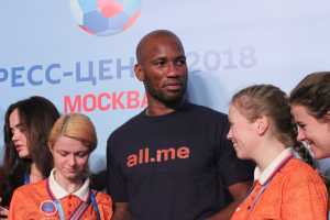 Gruppe von Menschen mit Medaillen auf einer Bühne mit einem Banner mit Text und einem Fußball im Hintergrund, was die 2018 FIFA WM Russland anzeigt.