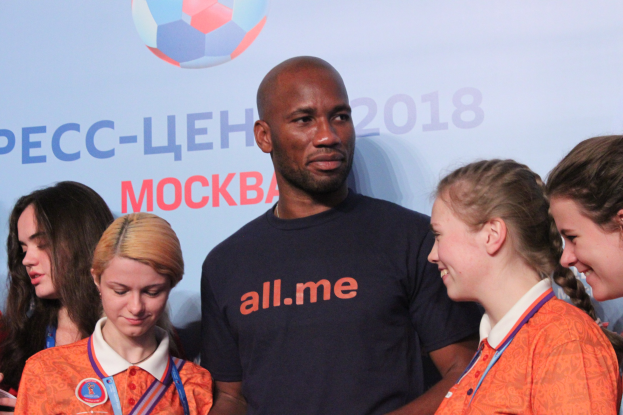 Gruppe von Menschen mit Medaillen auf einer Bühne mit einem Banner mit Text und einem Fußball im Hintergrund, was die 2018 FIFA WM Russland anzeigt.