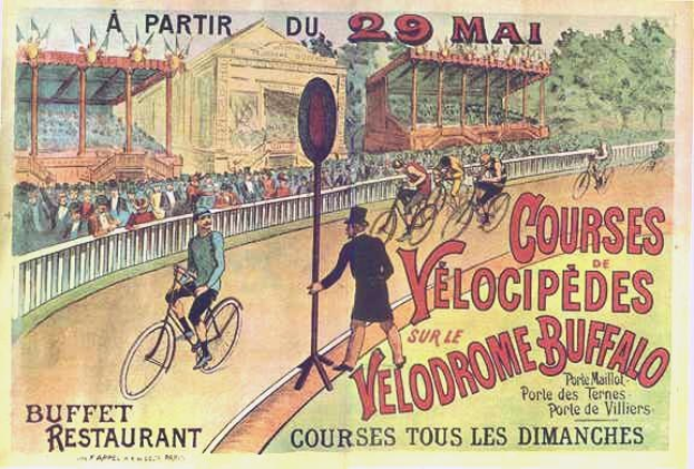 Plakat für eine Radrennbahn in Buffalo, New York, das Radfahrer auf einer umzäunten Straße mit einem Gebäude und Bäumen im Hintergrund zeigt und Text mit Veranstaltungdetails.
