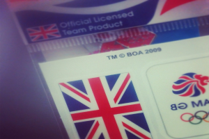 Ein Nahaufnahme einer Identitätskarte mit der amerikanischen Flagge und dem Text "Critical Licence" auf der Vorderseite.