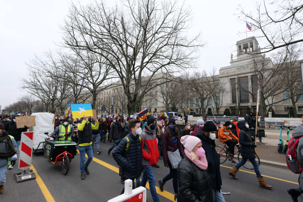 Eine große Gruppe von Menschen bei einer Demonstration auf einer Stadtstraße in Washington, D.C., am 21. Januar 2020