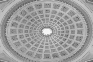 Ein Dach mit dekorativem Designmuster.