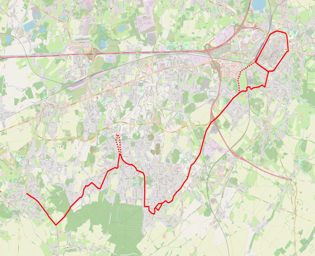 Karte einer Stadt mit einer roten Linie, die eine Fahrradroute markiert, zeigt Straßen, Sehenswürdigkeiten und Punkte von Interesse entlang des Weges.