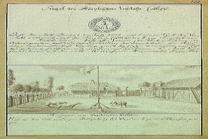 Schwarz-weißer Abzug des ersten Entwurfs der deutschen Verfassung mit einer handgezeichneten Straßenszene mit Fahnenmast, Gebäuden, Bäumen und Himmel.