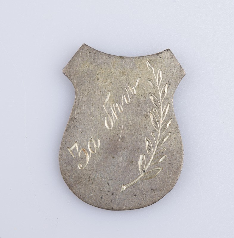 Silbernes Abzeichen mit Lorbeerkranz-Design, beschriftet mit "50. Hochzeitstag", auf einem weißen Hintergrund.