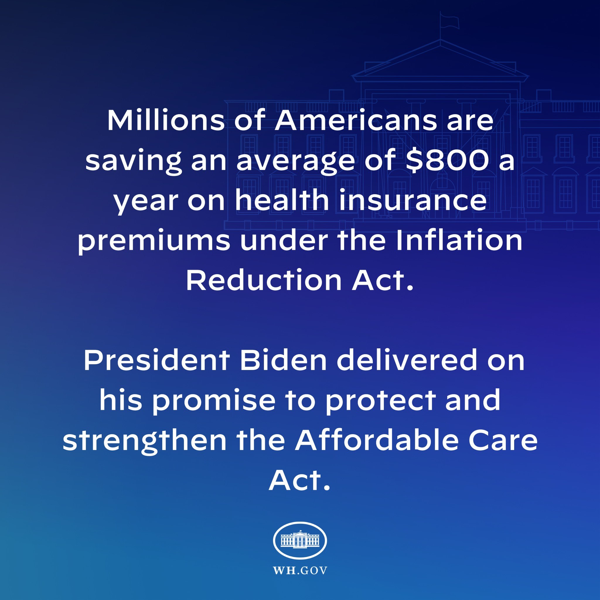 Blauer Hintergrund mit weißer Schrift, die besagt: "Millionen von Amerikanern sparen durchschnittlich 800 USD im Jahr bei den Gesundheitsversicherungsprämien thanks to the Inflation Reduction Act" in der Mitte, begleitet von einem Logo.