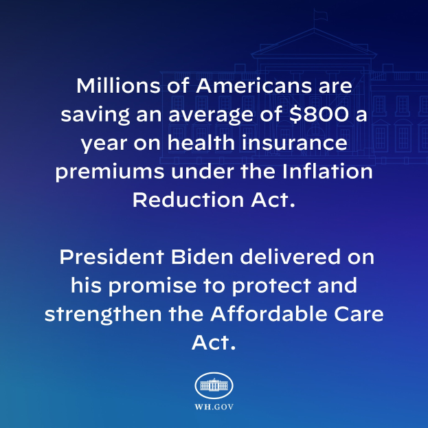 Blauer Hintergrund mit weißer Schrift, die besagt: "Millionen von Amerikanern sparen durchschnittlich 800 USD im Jahr bei den Gesundheitsversicherungsprämien thanks to the Inflation Reduction Act" in der Mitte, begleitet von einem Logo.
