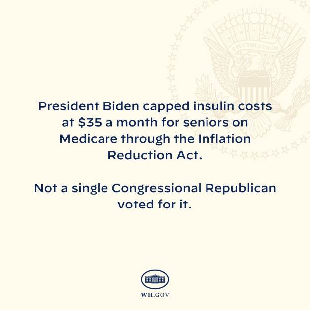 Plakat mit dem Text "Präsident Biden beschränkte die Insulin-Kosten auf 35 Dollar pro Monat für Senioren mit Medicare durch das Inflation Reduction Act" neben einem Logo.