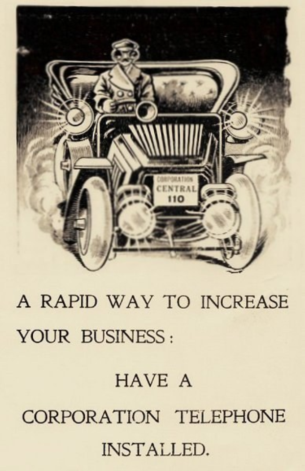 Eine Werbung aus den 50er Jahren mit einem Mann im Anzug in einem Auto mit entschlossener Miene, vor einem hellgelben Hintergrund mit blauem Himmel und weißen Wolken, bewirbt ein Unternehmens-Telefon mit fetter schwarzer Schrift.