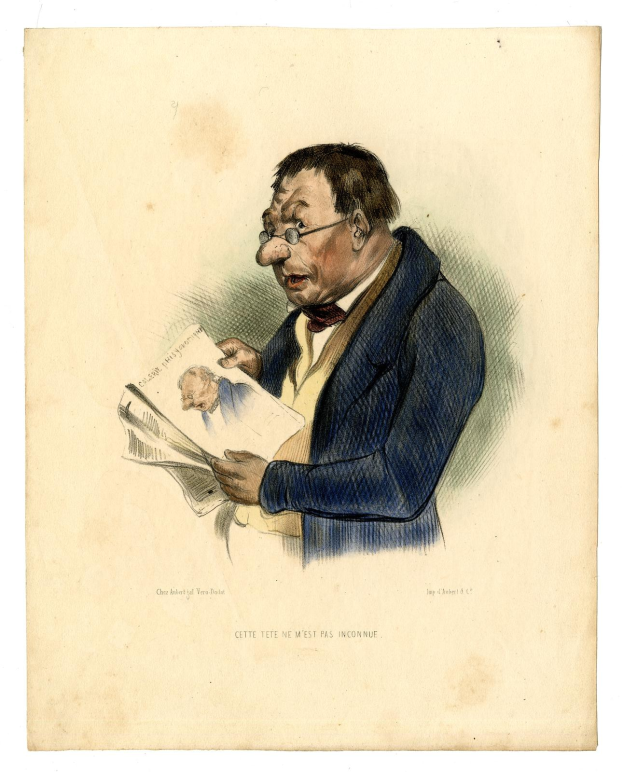 Ein Mann in Anzug und Krawatte liest eine Zeitung mit sichtbarem Text, trägt eine Brille und zeigt einen ernsten Ausdruck.