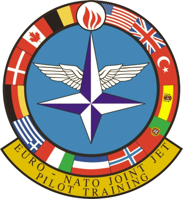 Blaues Rundes Logo mit einem weißen Stern in der Mitte, umgeben von vier farbigen Flaggen, beschriftet mit "NATO Joint Jet" in weißer Schrift.